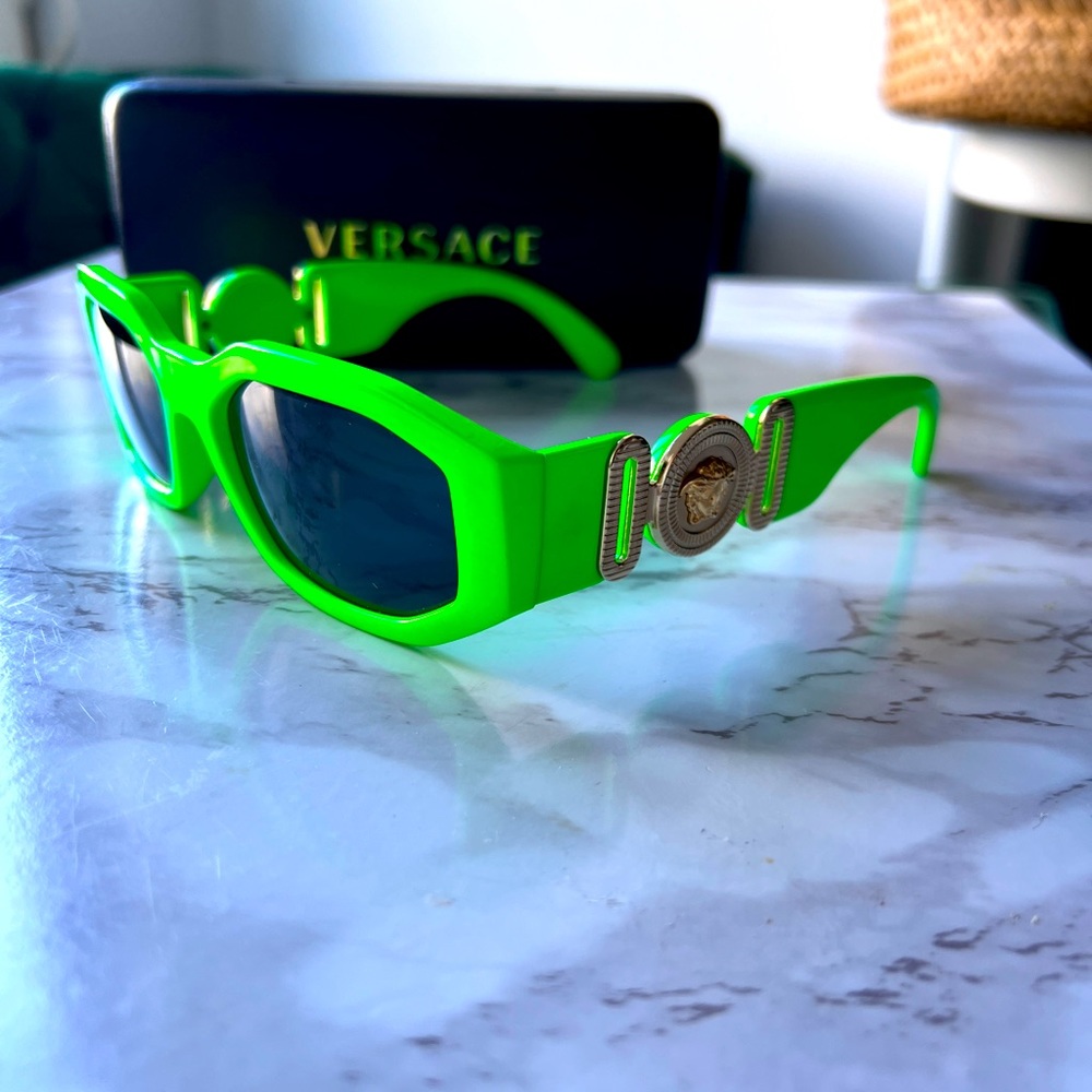 Medusa Biggie Sunglasses- Neon Green